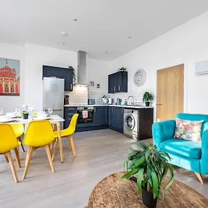 Apartment Queens Mile 1 With Free Parking By My Getaways, Brighton